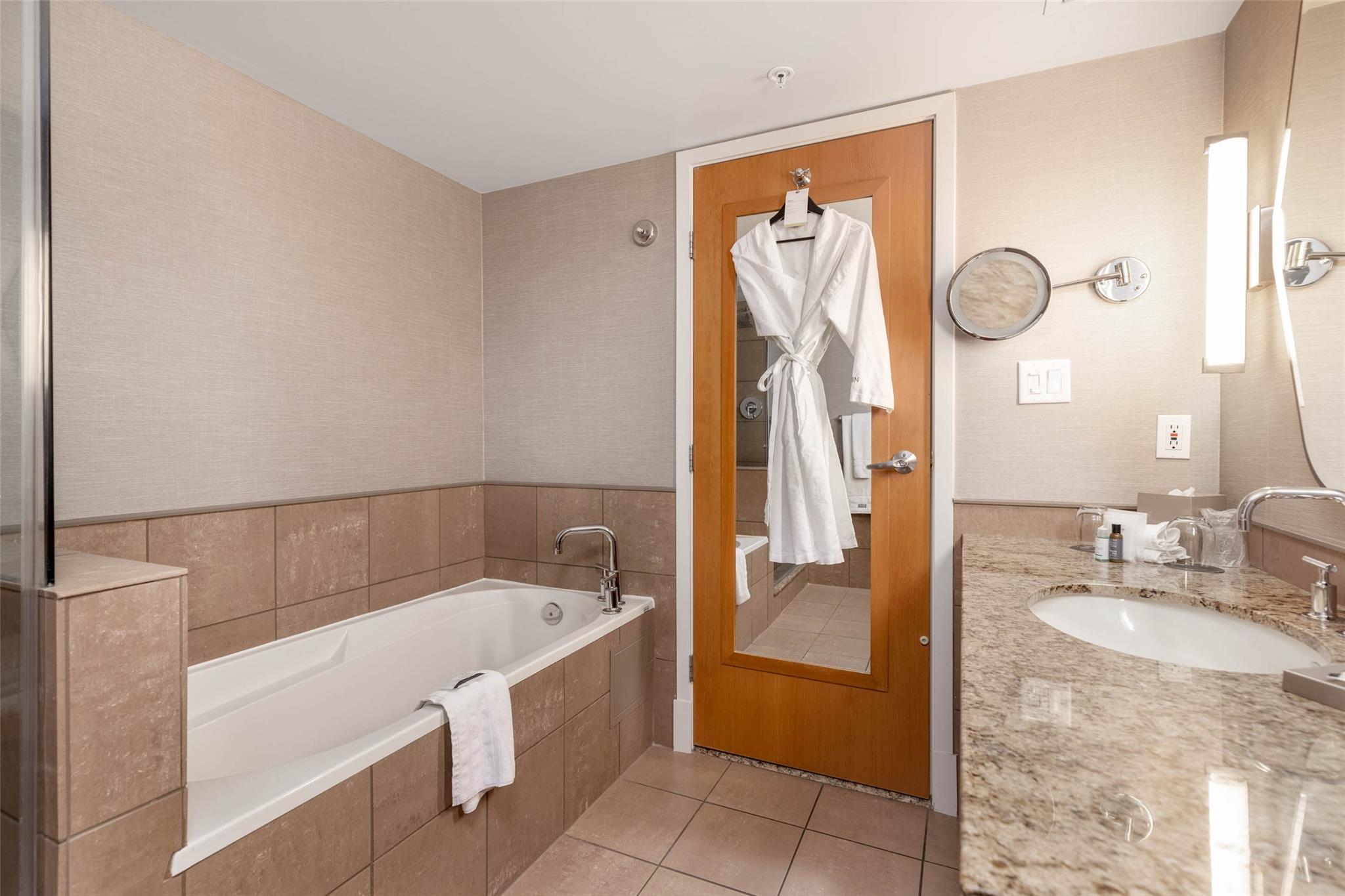 451/452-4090 Whistler Way image 11