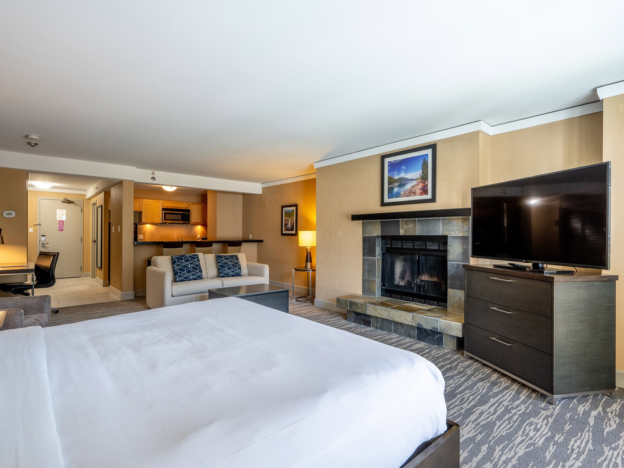 210/212-4050 Whistler Way image 1