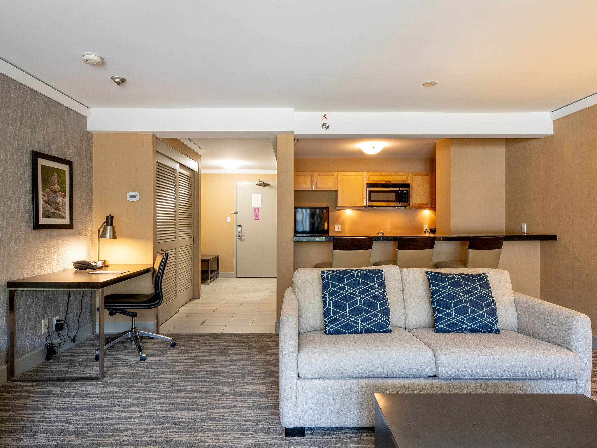 210/212-4050 Whistler Way image 2