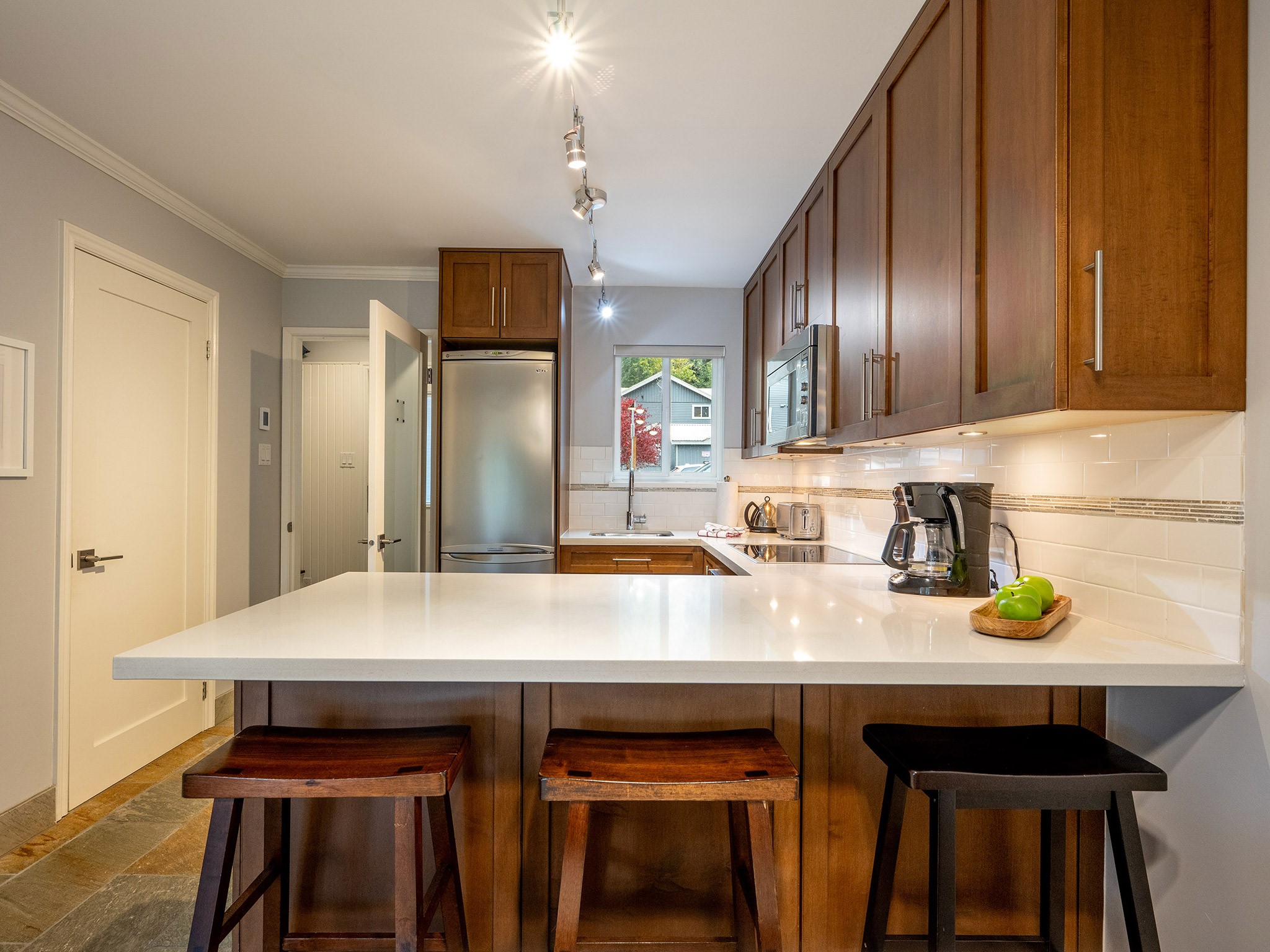 10-2211 Marmot Place image 4