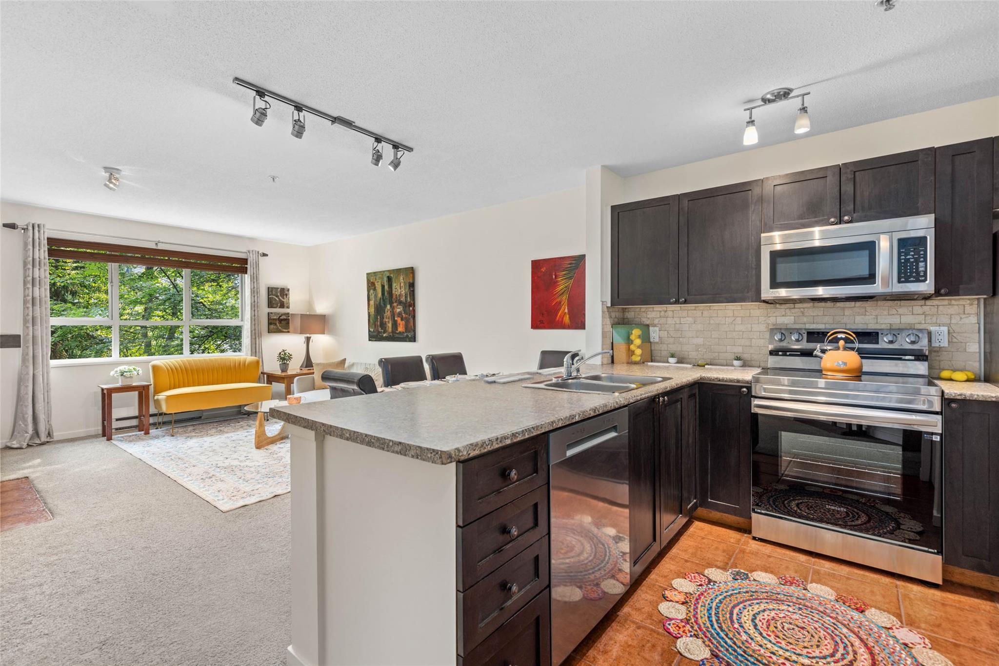 203-4314 Main Street image 7