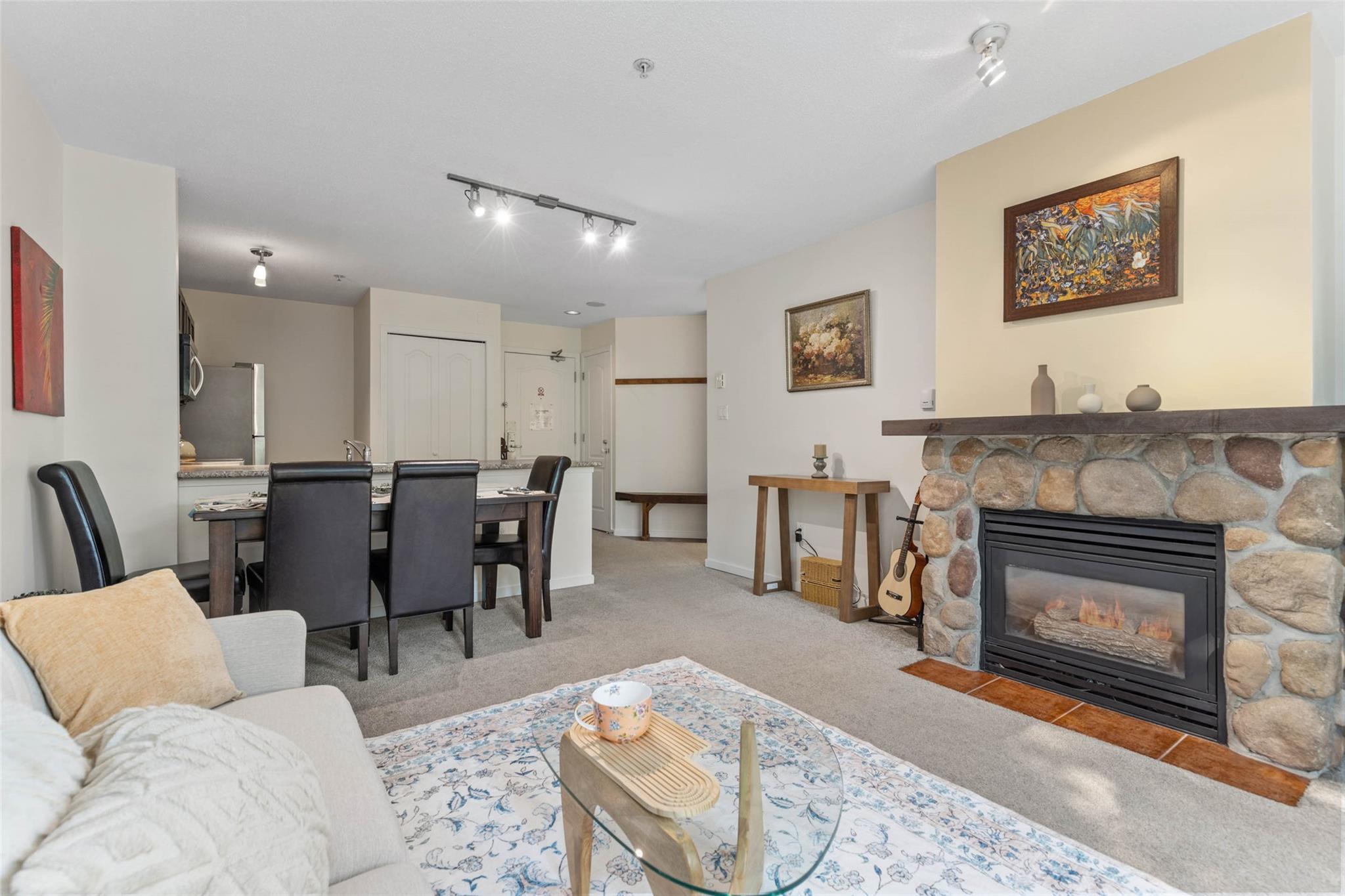 203-4314 Main Street image 4