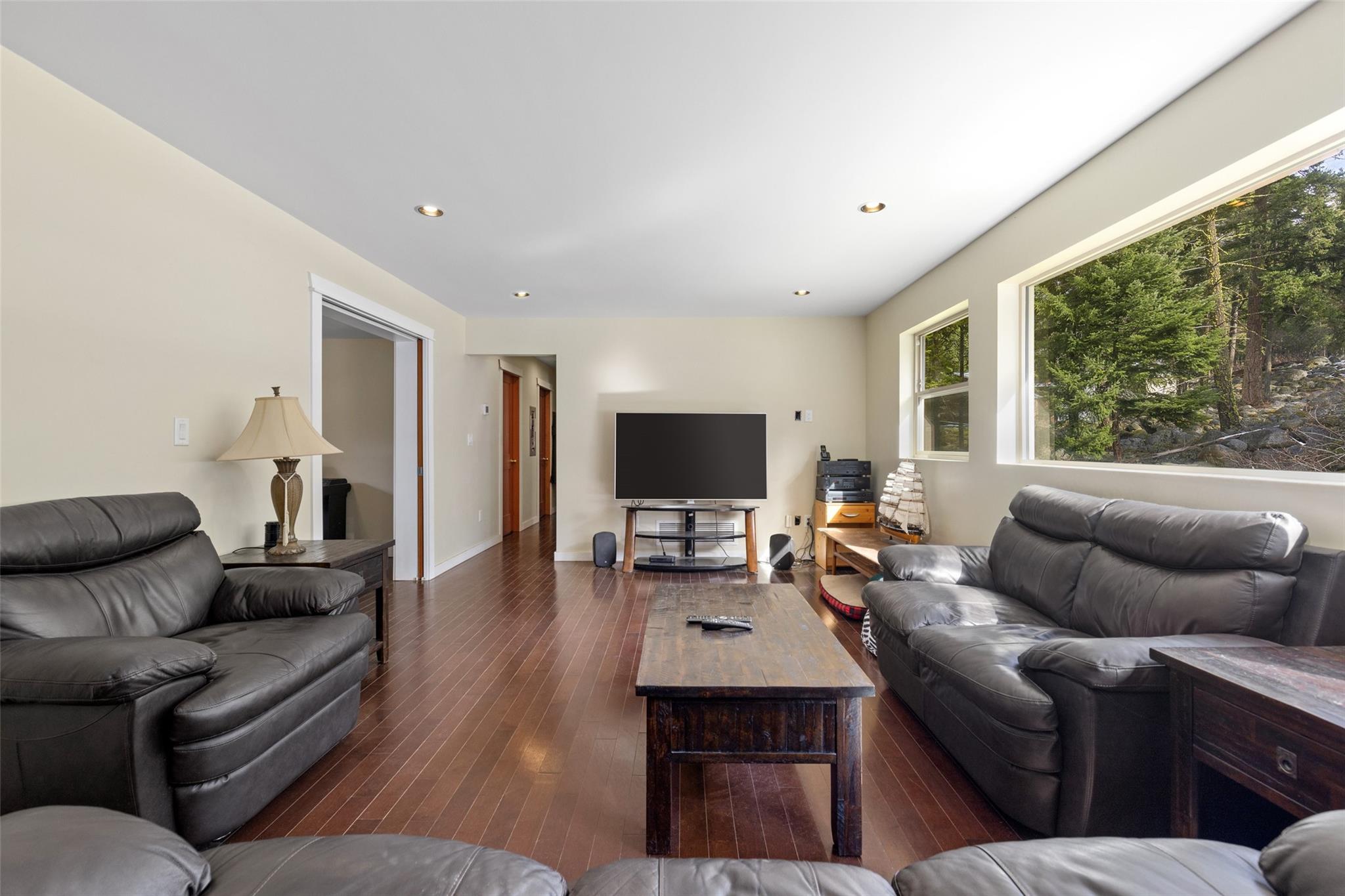 9660 Devine Street image 16