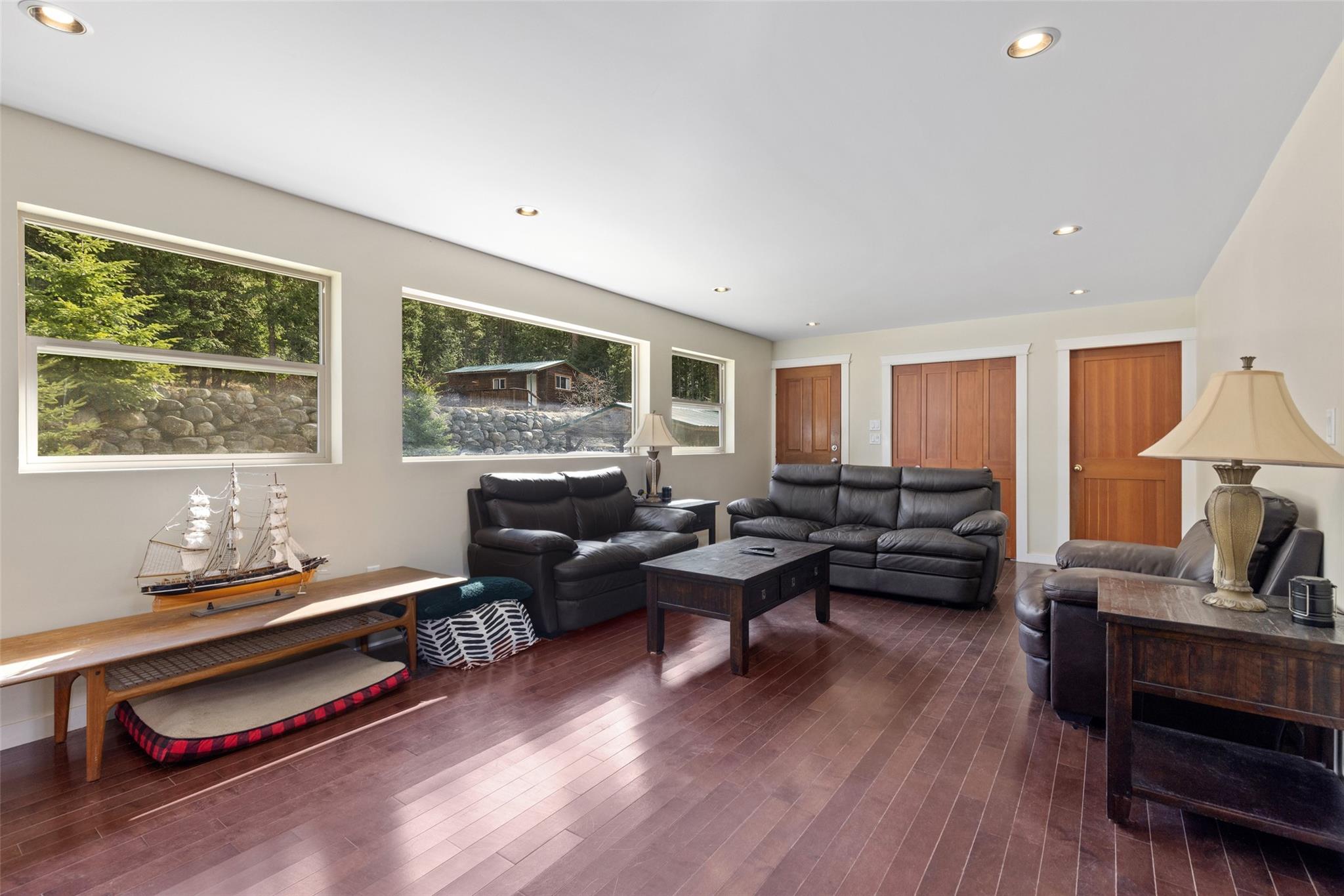 9660 Devine Street image 17