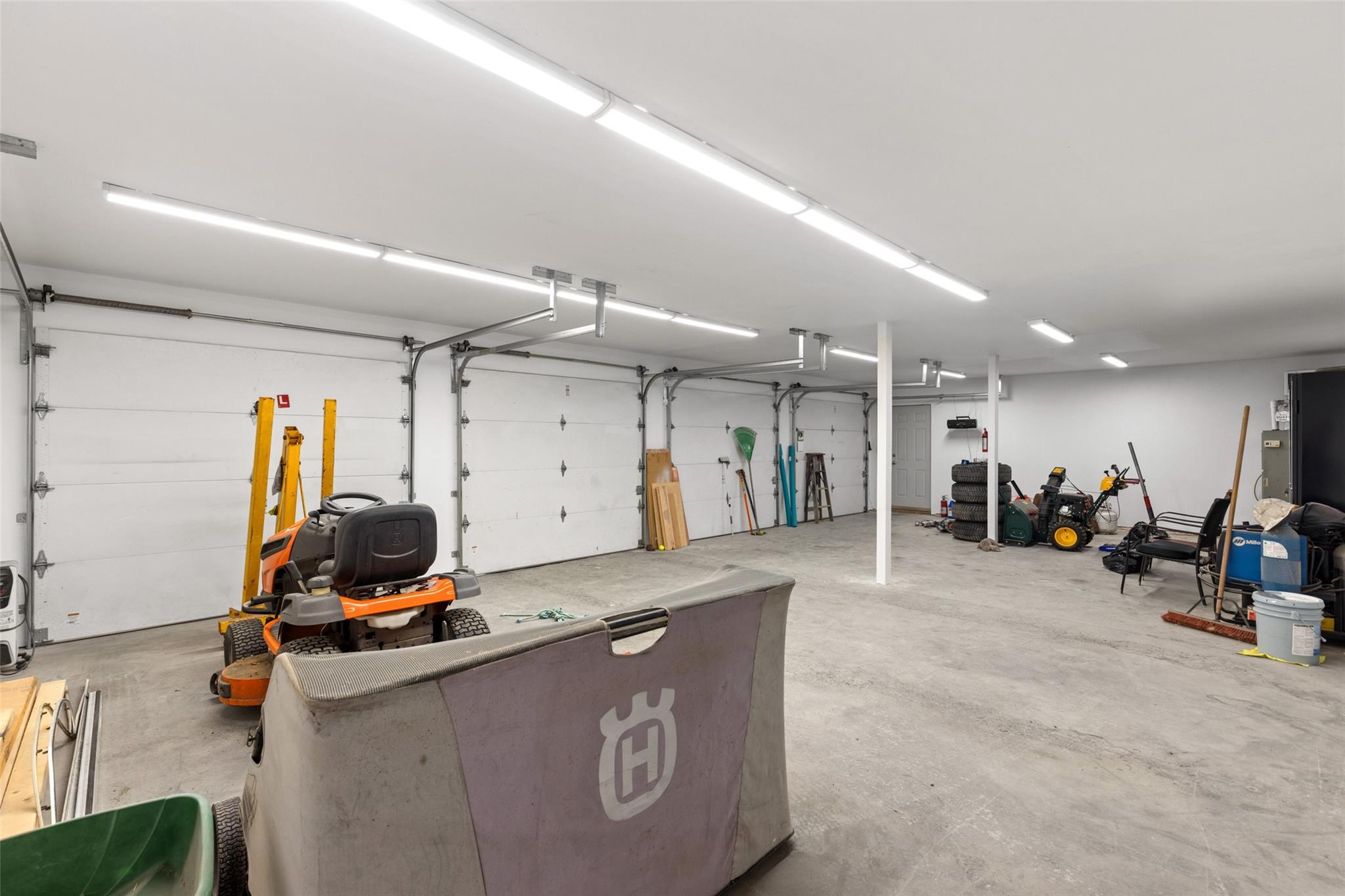 9660 Devine Street image 30