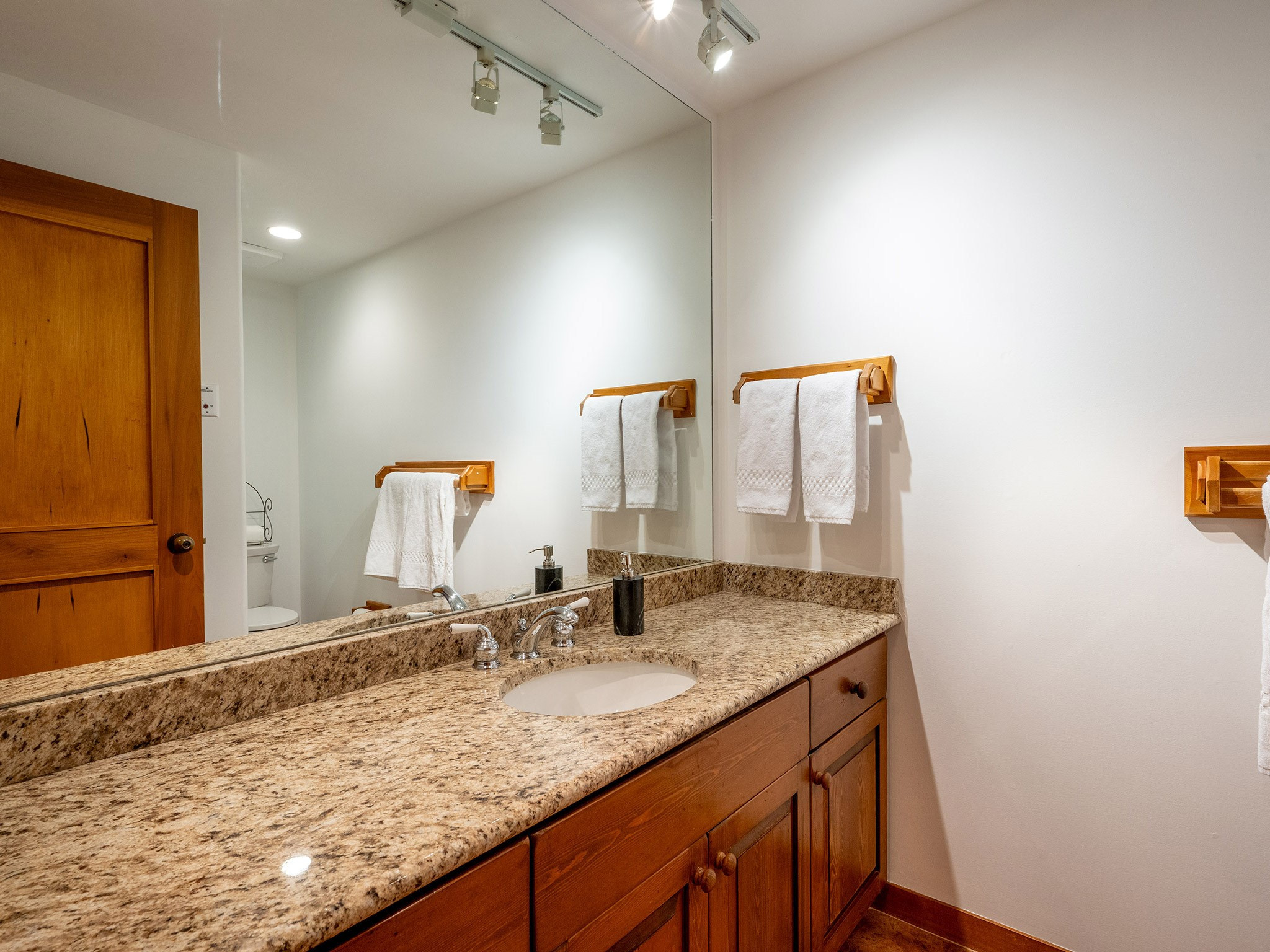 3-2250 Nordic Drive image 19