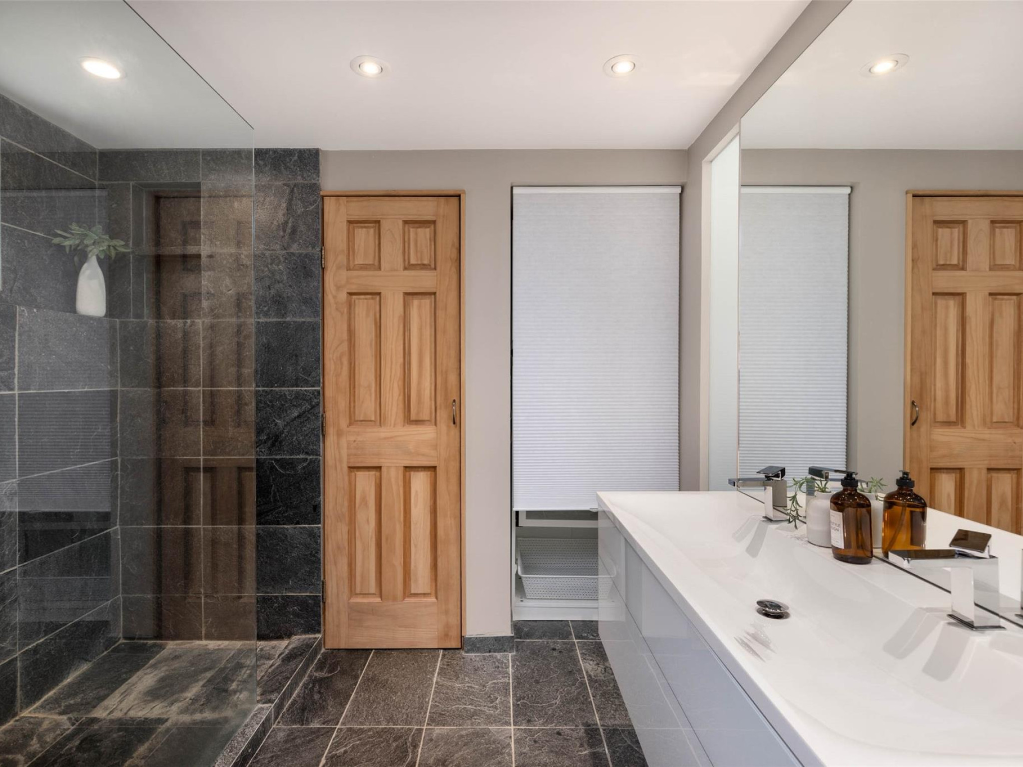 9249 Lakeshore Drive image 30