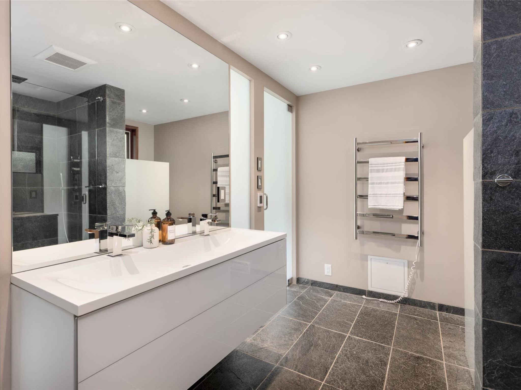 9249 Lakeshore Drive image 31