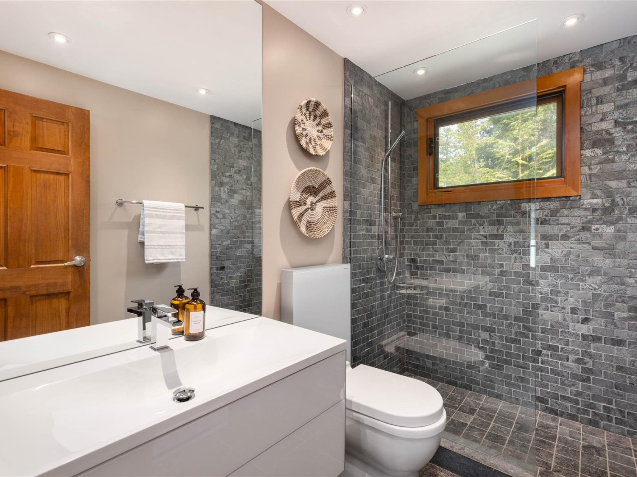 9249 Lakeshore Drive image 32