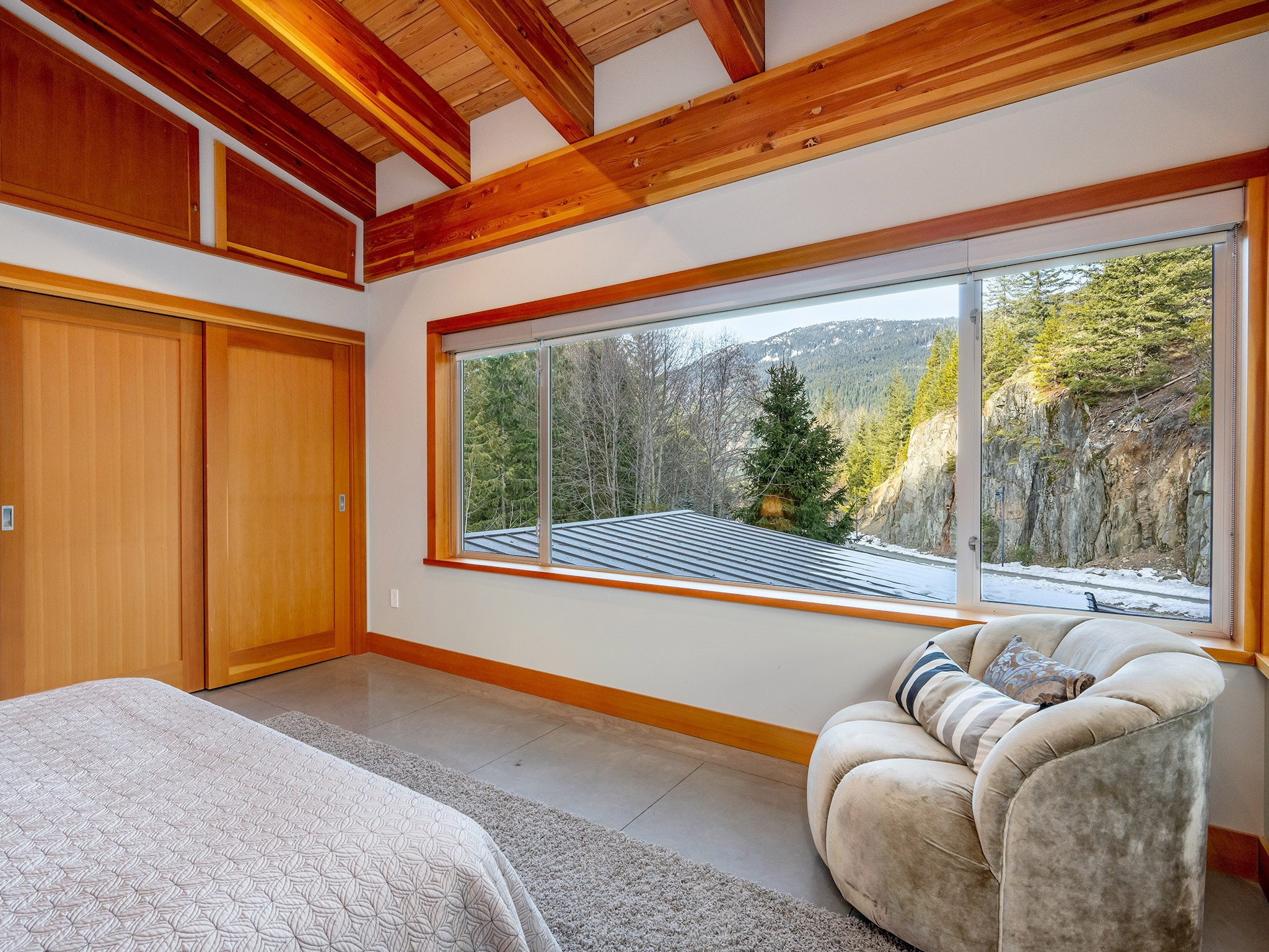 1530 Spring Creek Drive image 9