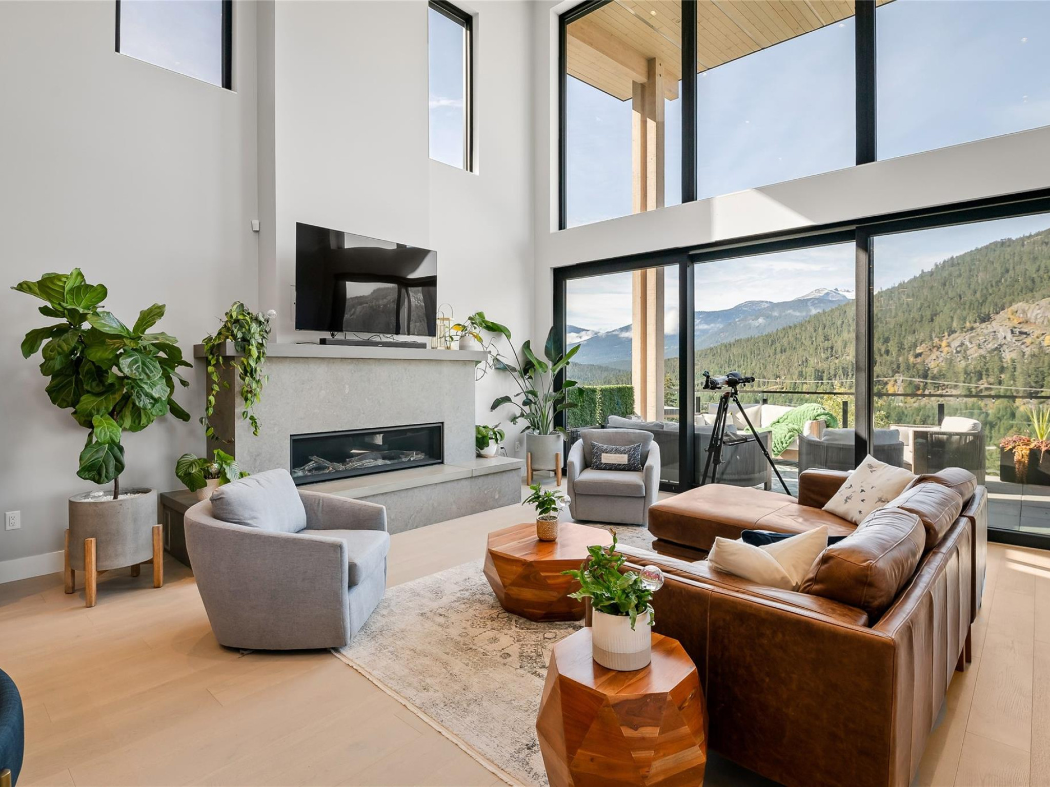 9292 Stellar's Way image 0