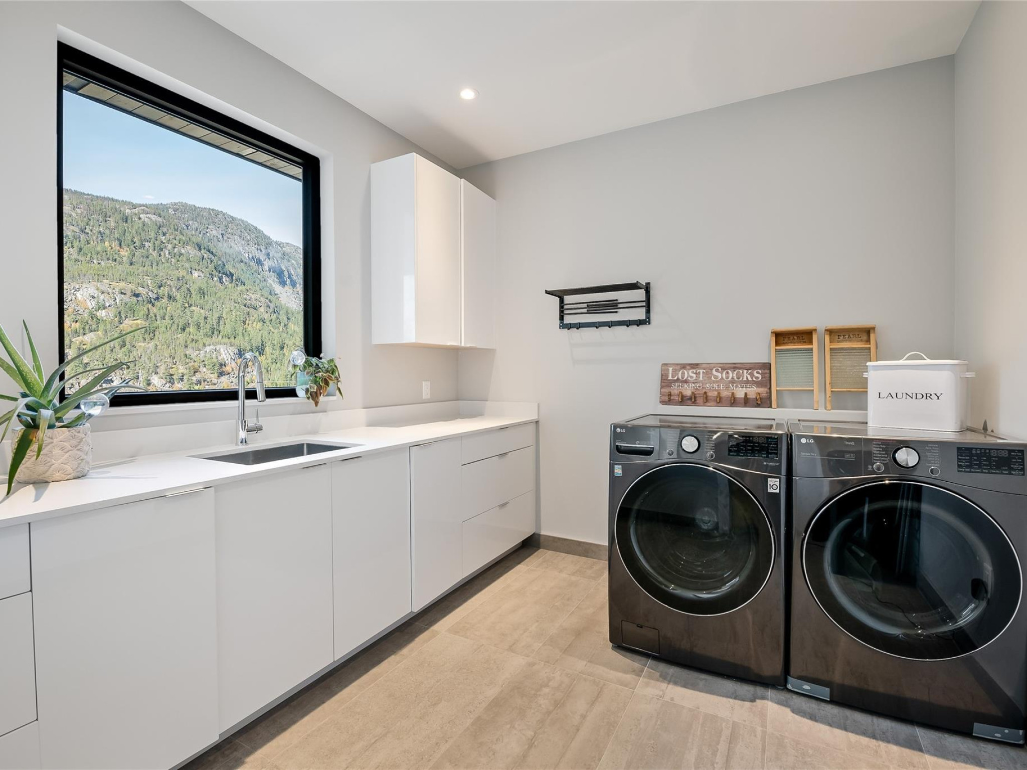 9292 Stellar's Way image 13