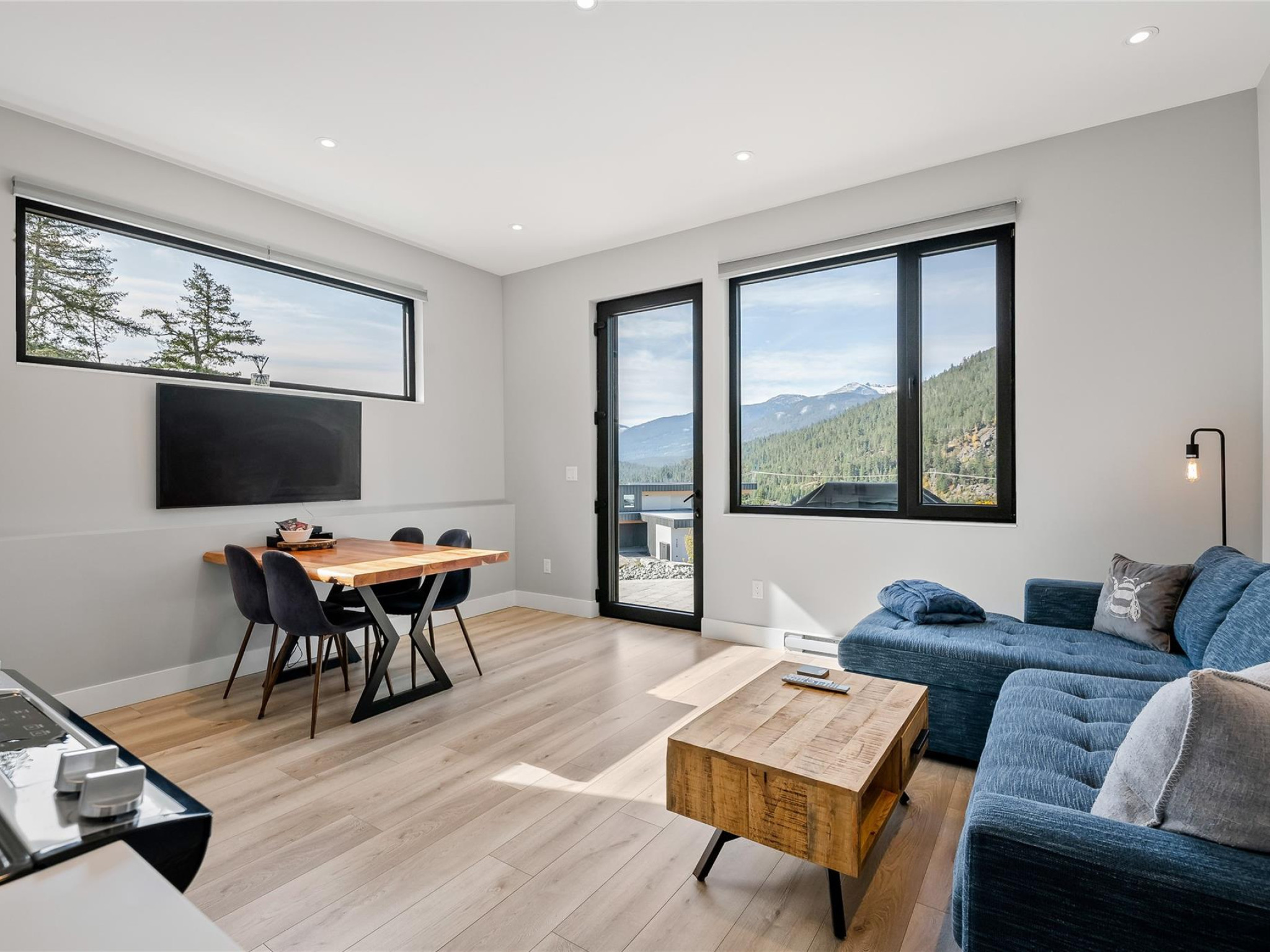 9292 Stellar's Way image 27