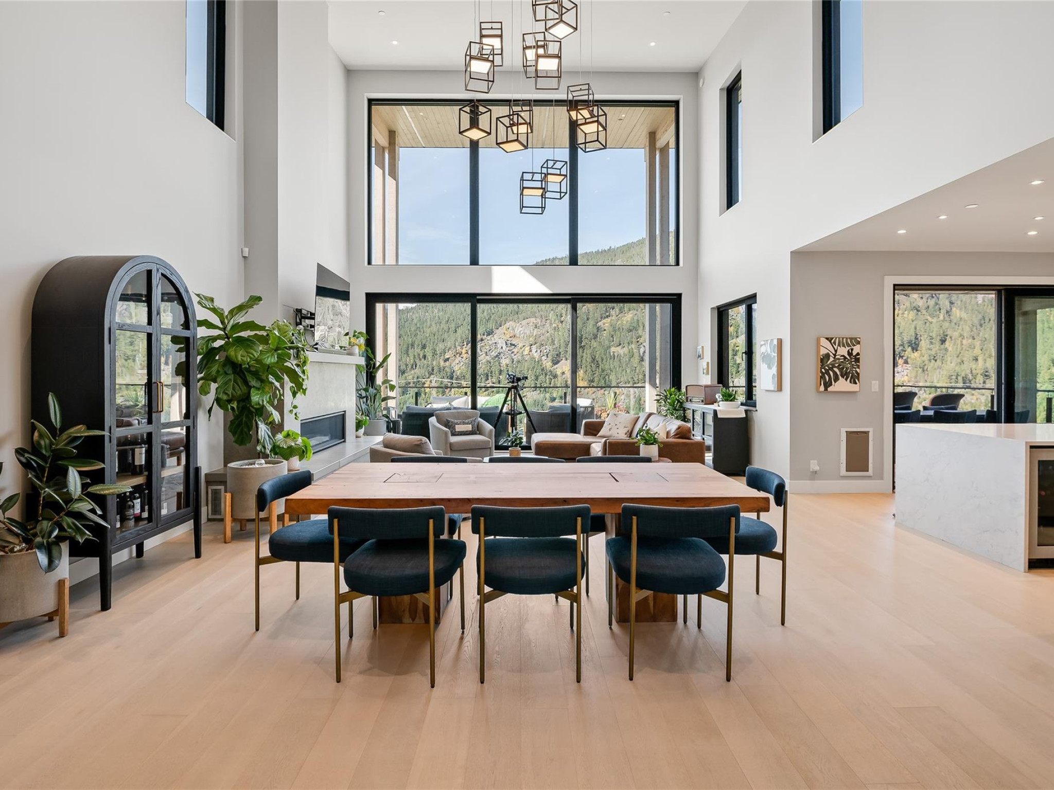 9292 Stellar's Way image 4