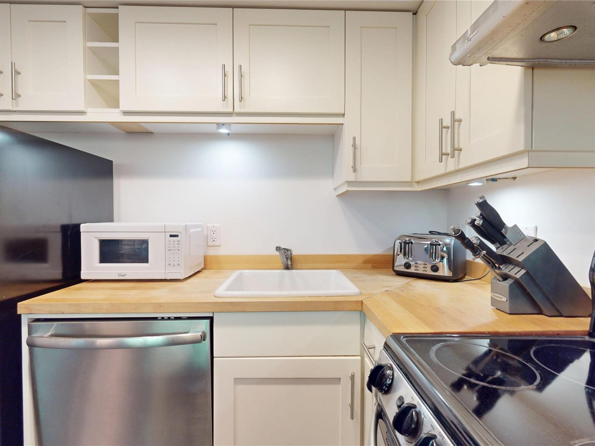 101-3070 Hillcrest Drive image 3