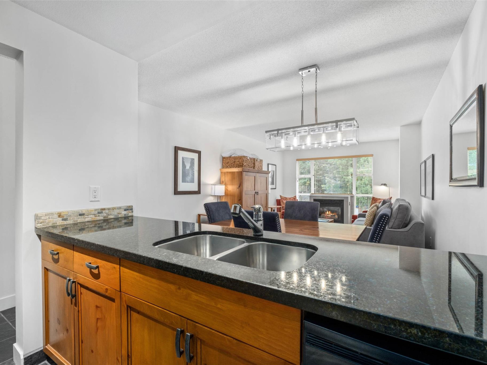 218/219-4573 Chateau Boulevard image 10