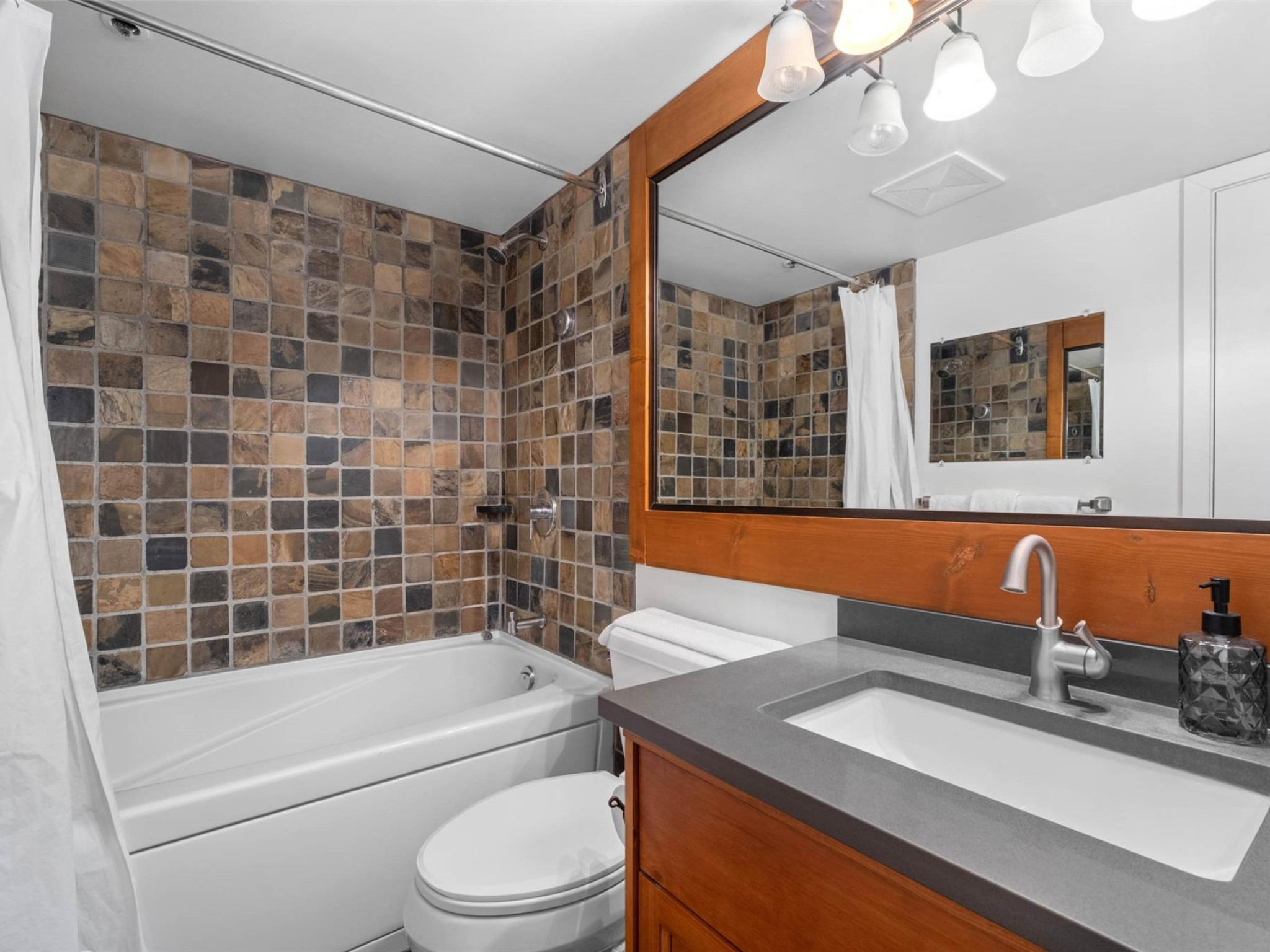 218/219-4573 Chateau Boulevard image 18