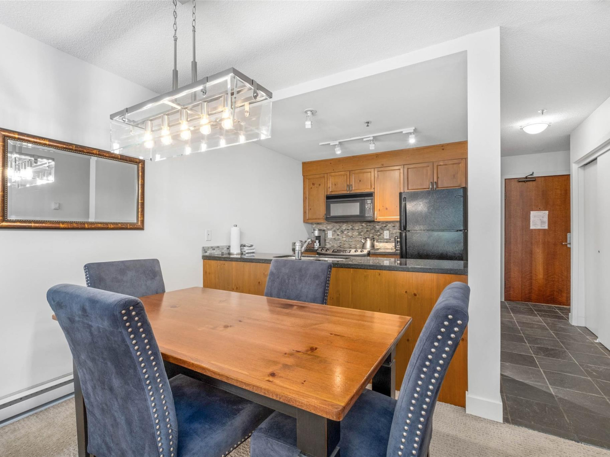 218/219-4573 Chateau Boulevard image 6