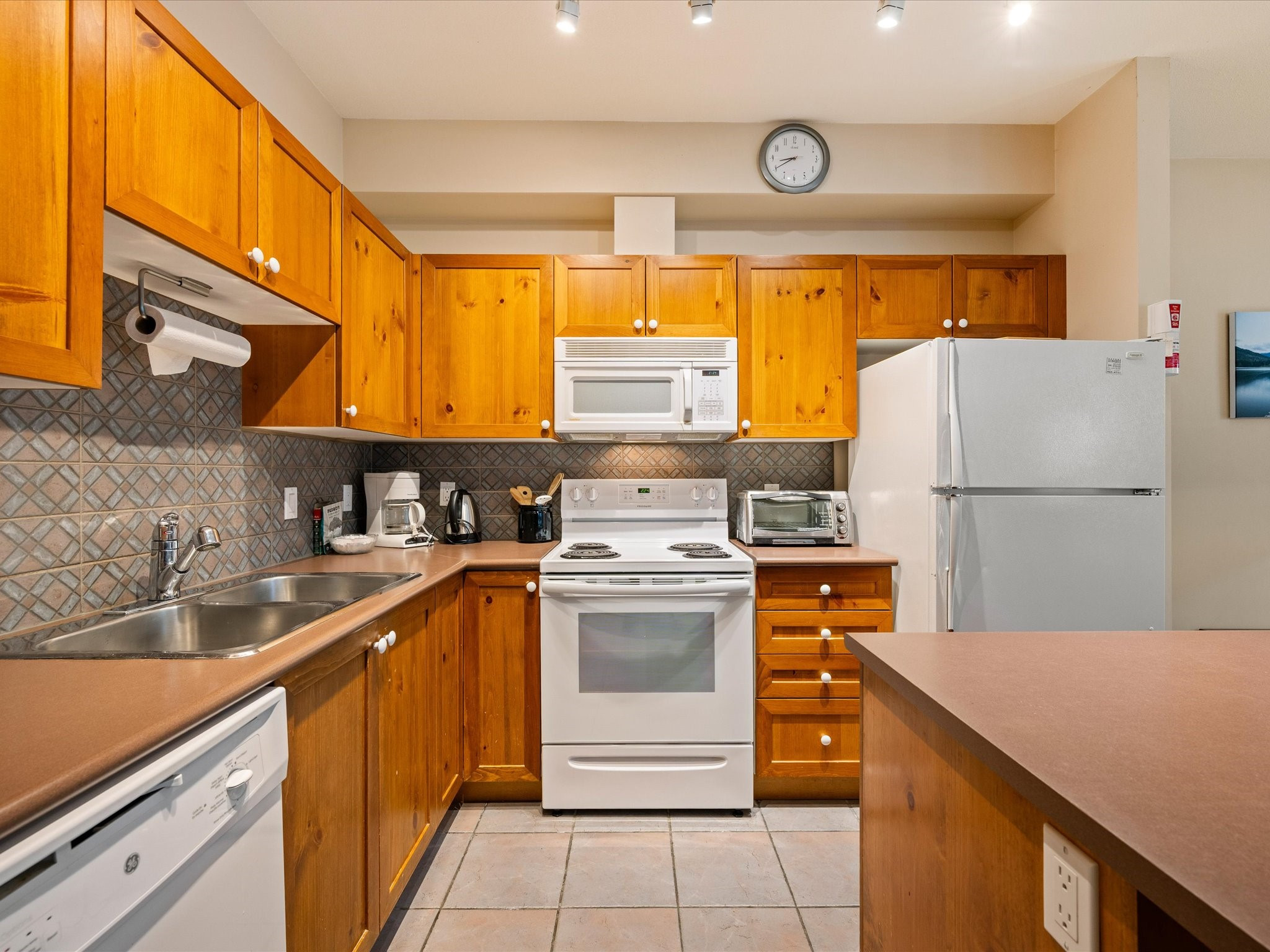 203-3300 Ptarmigan Place image 11