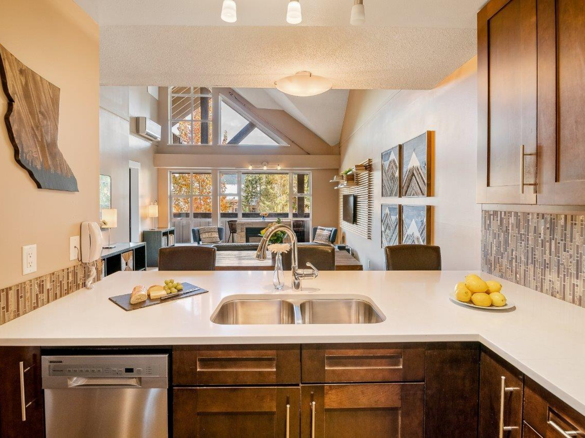 321-4573 Chateau Boulevard image 16