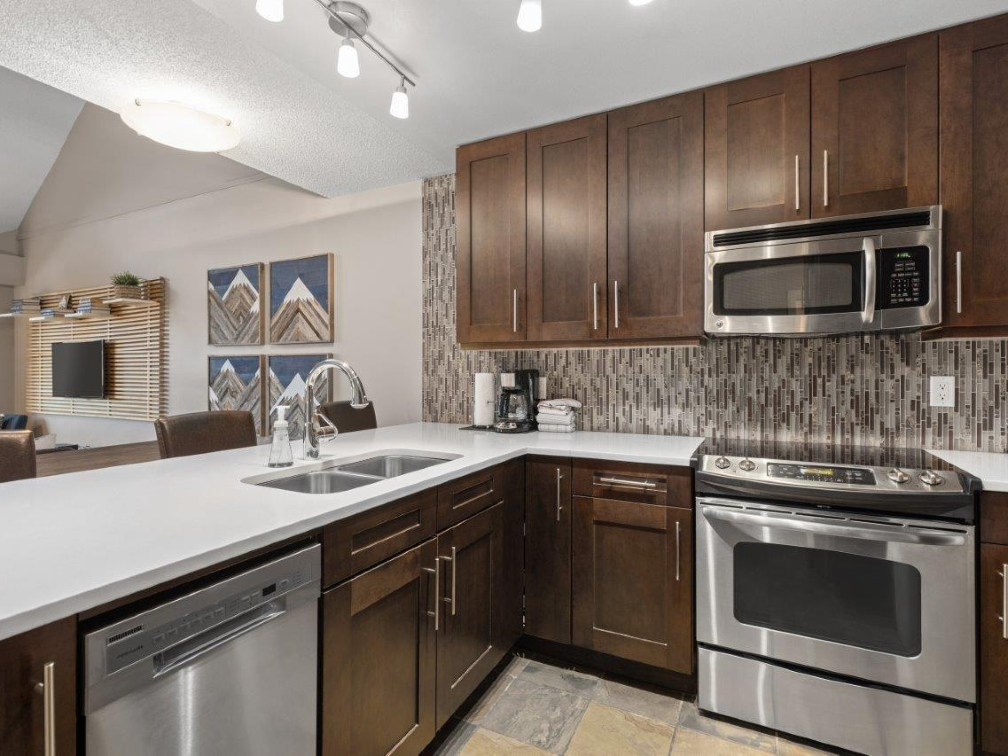 321-4573 Chateau Boulevard image 22