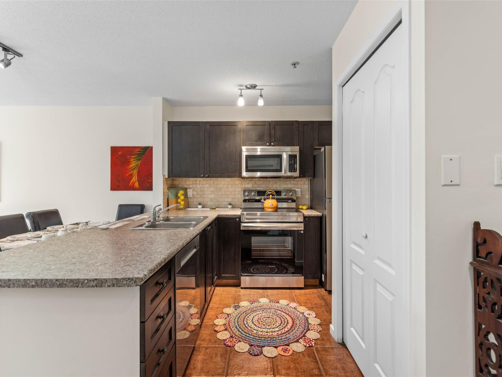 203-4314 Main Street image 6