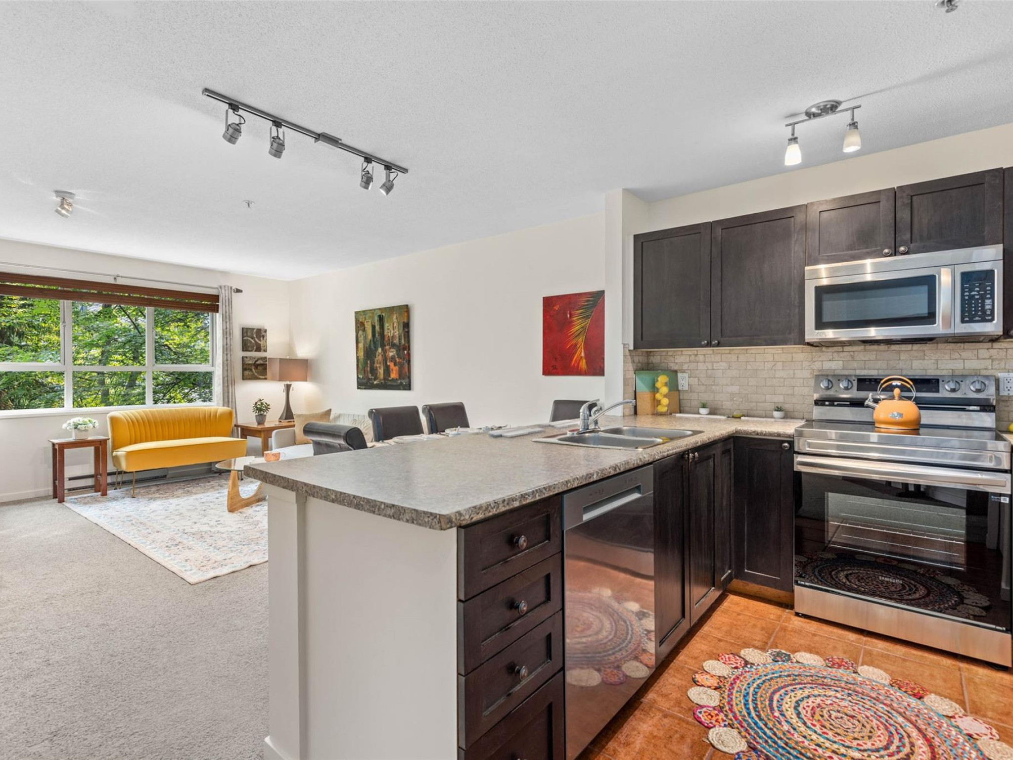 203-4314 Main Street image 7