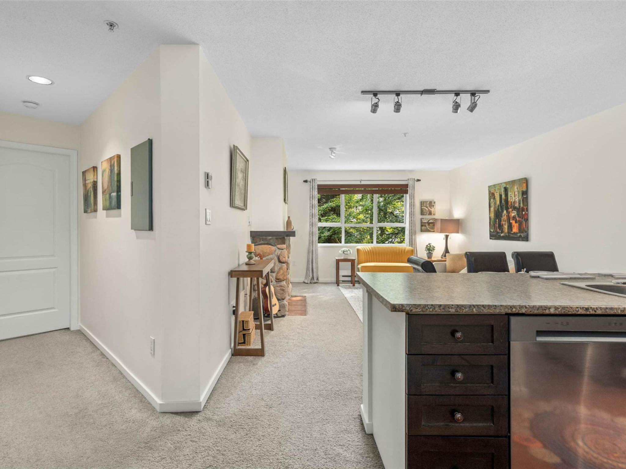 203-4314 Main Street image 8