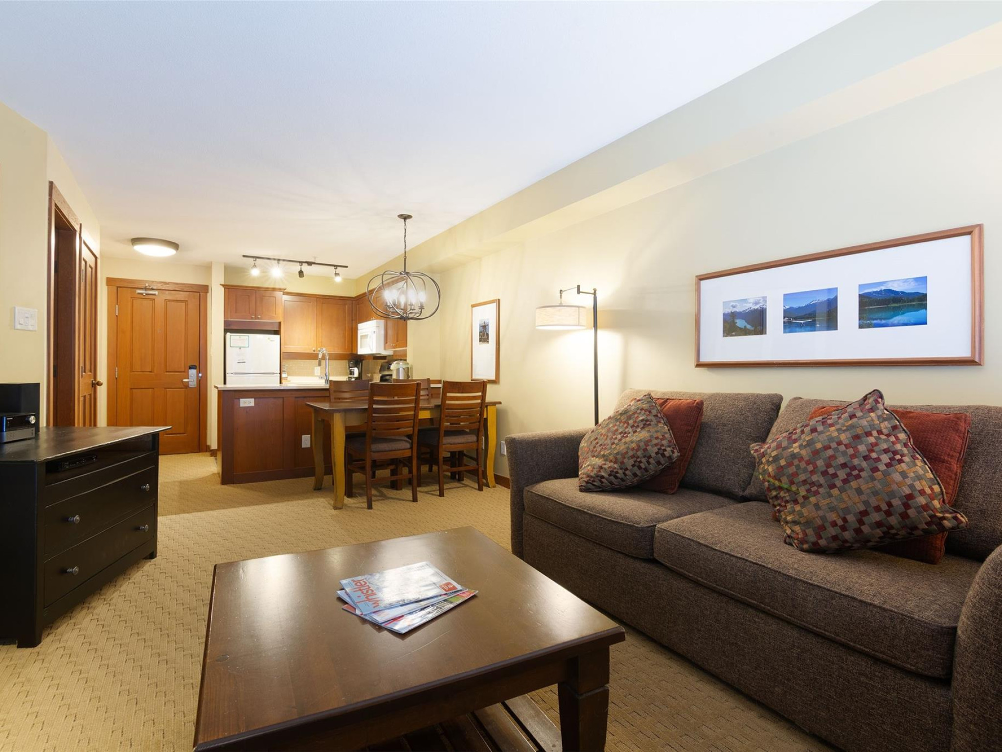 318 G1-4653 Blackcomb Way image 3