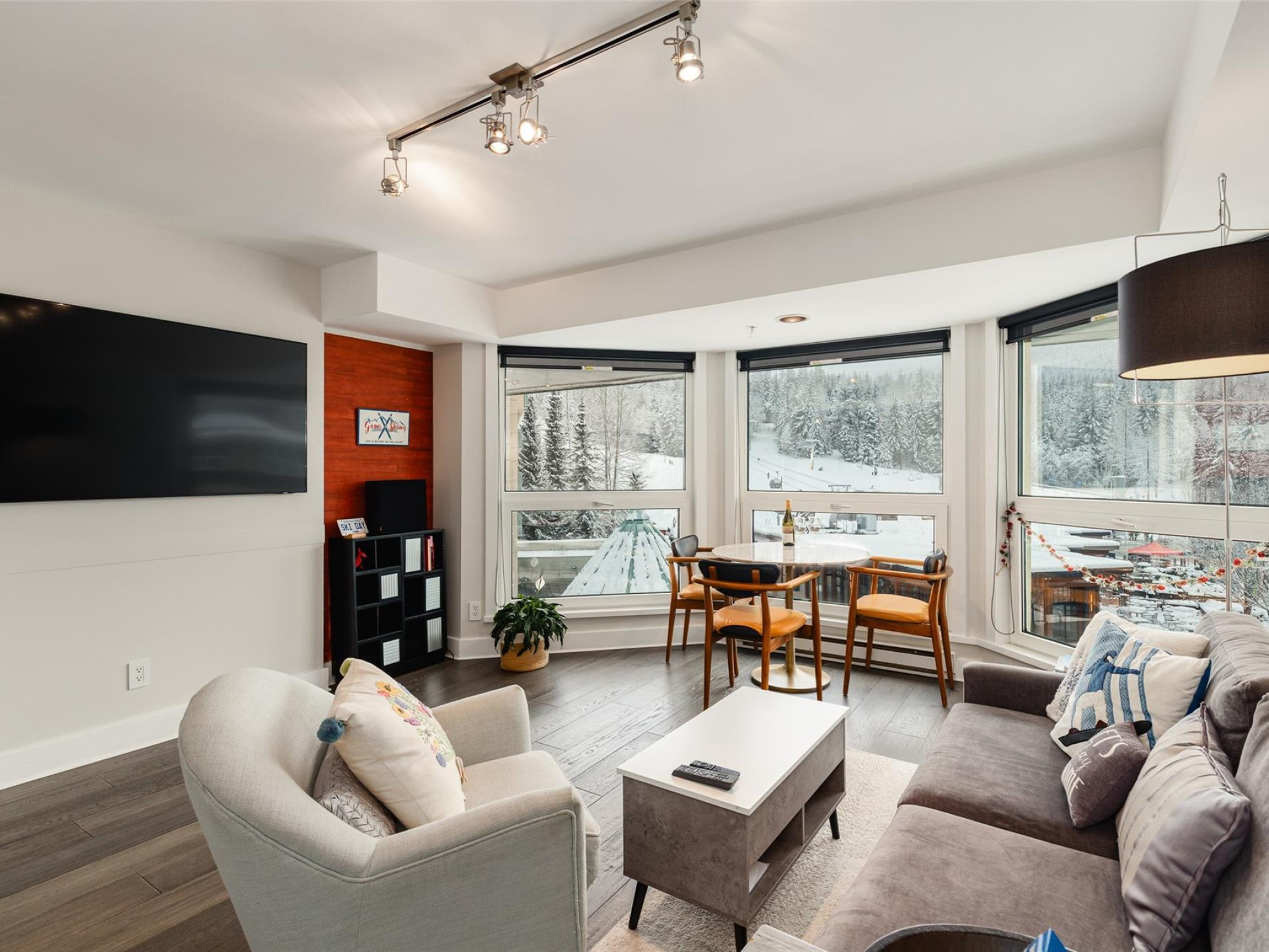 415-4557 Blackcomb Way image 2