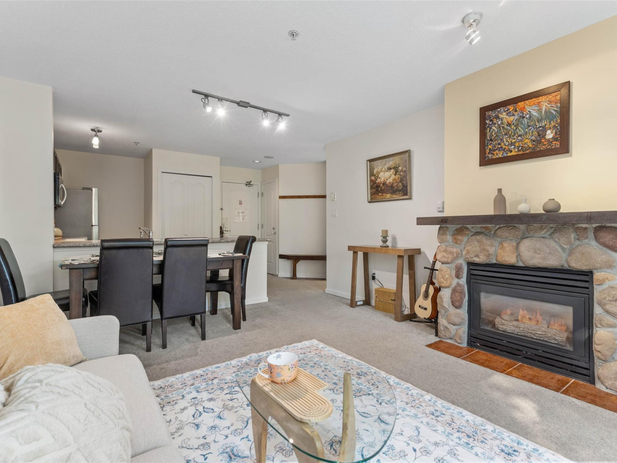 203-4314 Main Street image 4