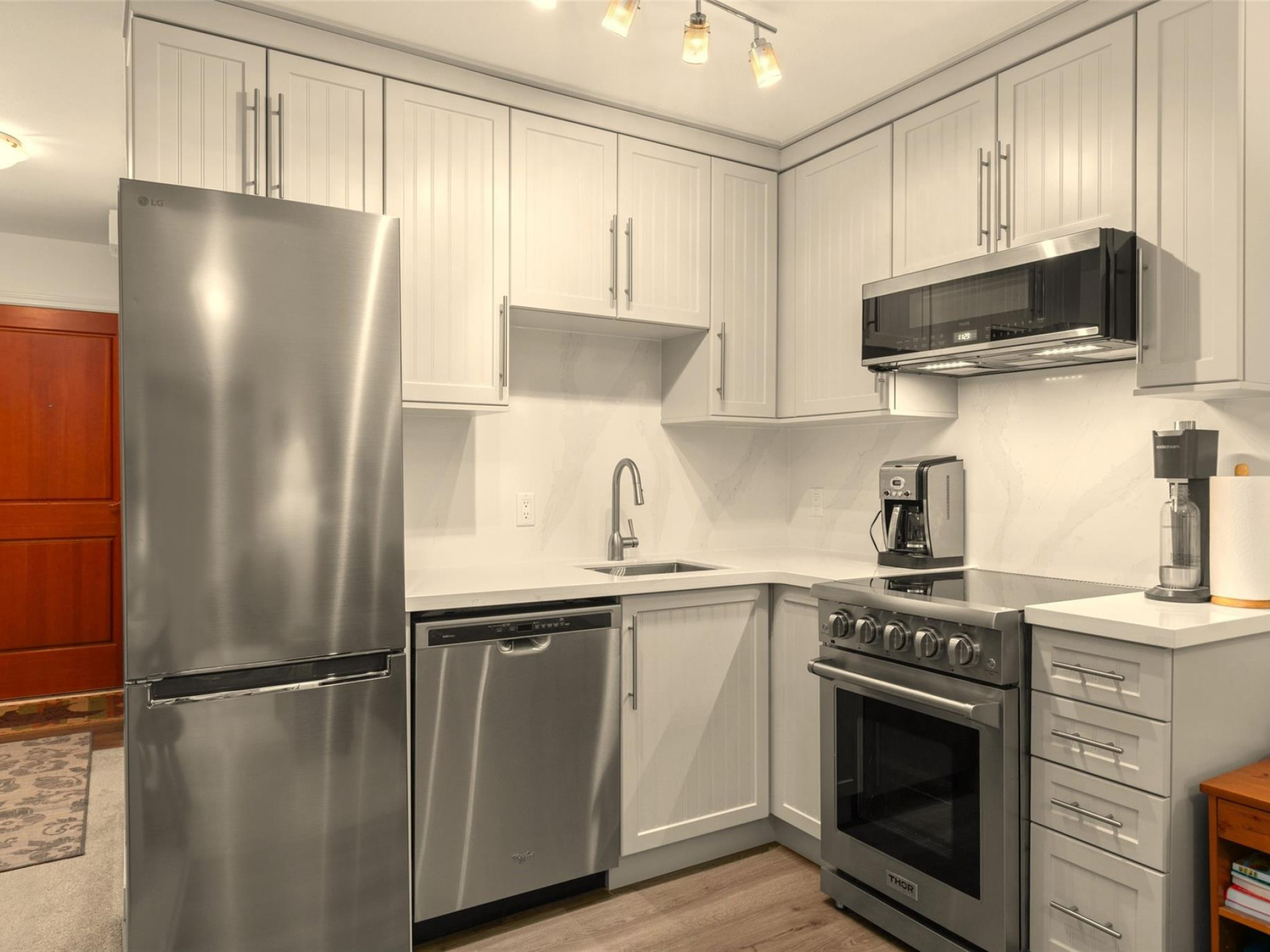 216-3070 Hillcrest Drive image 5