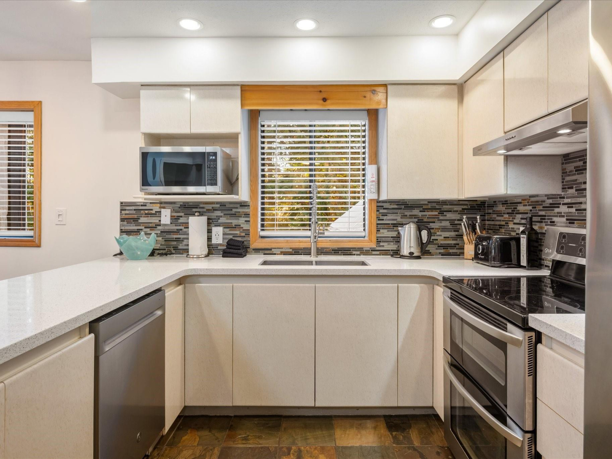 204-4821 Spearhead Drive image 6