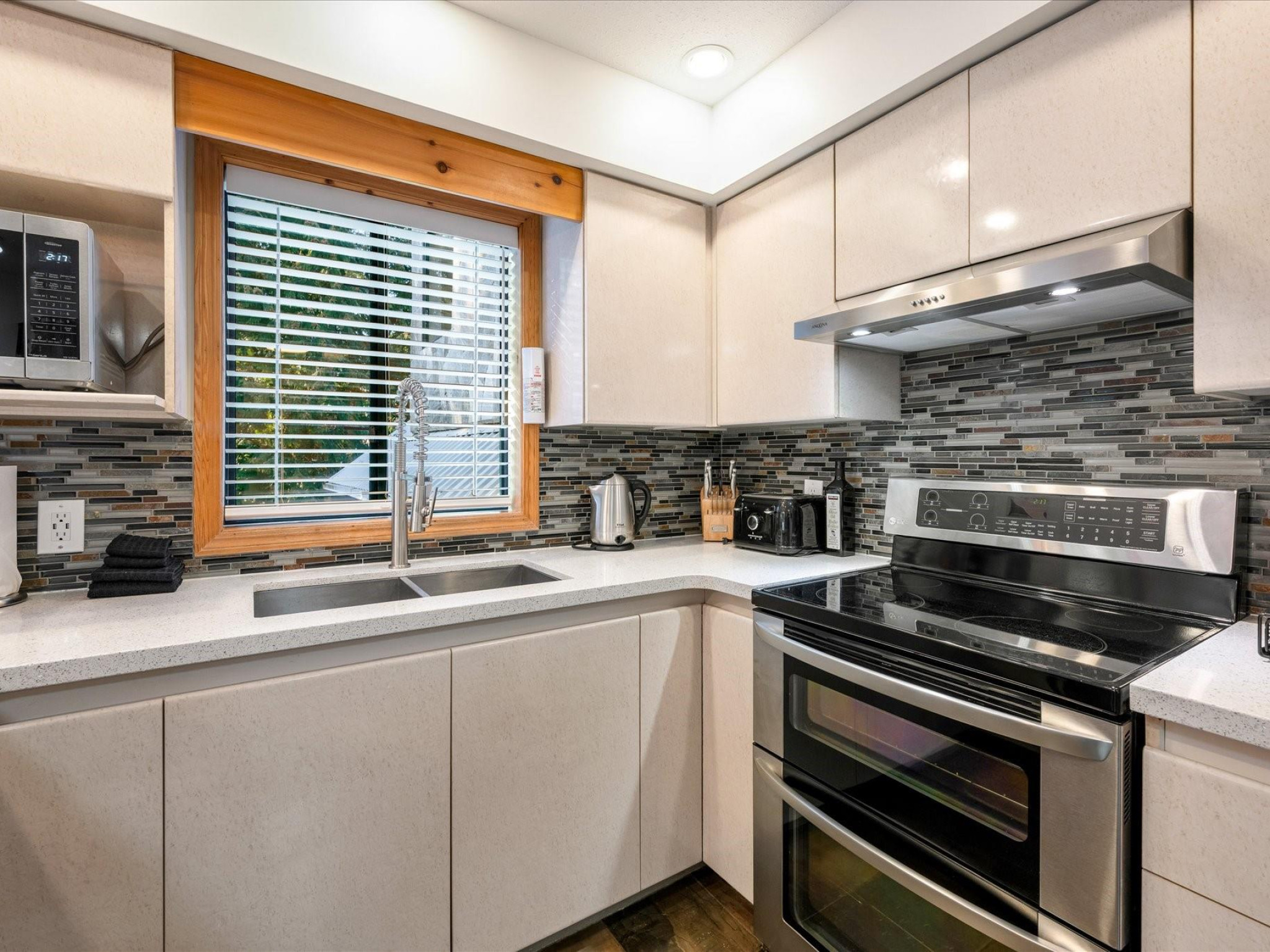 204-4821 Spearhead Drive image 7