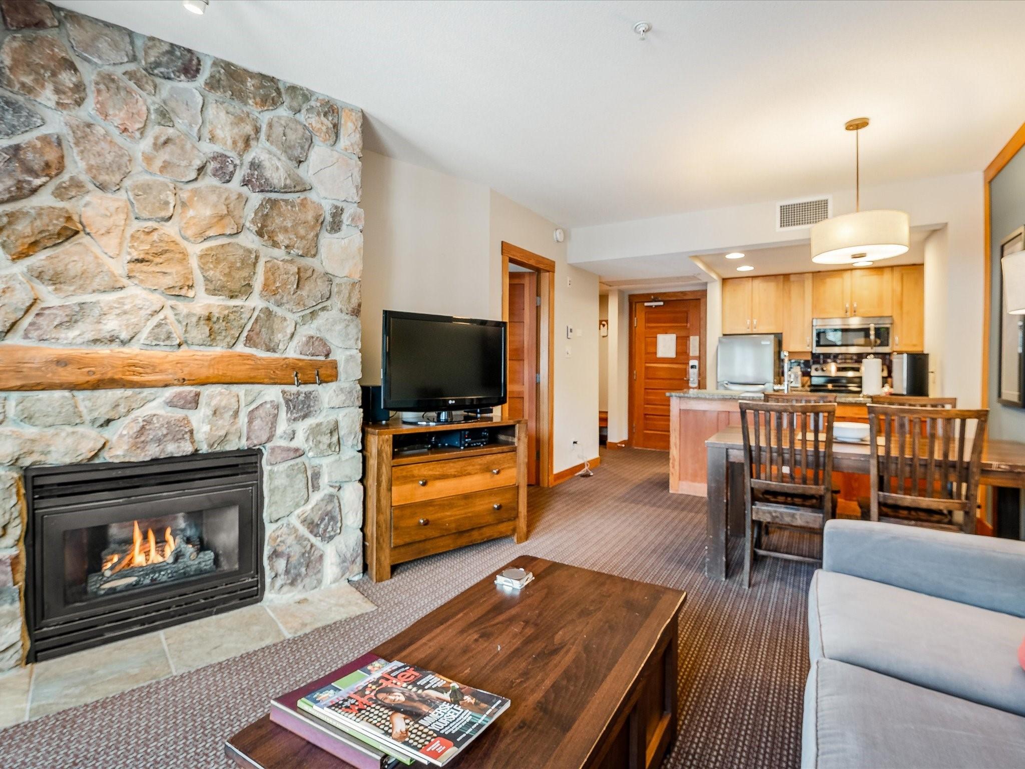 212-2036 London Lane image 3
