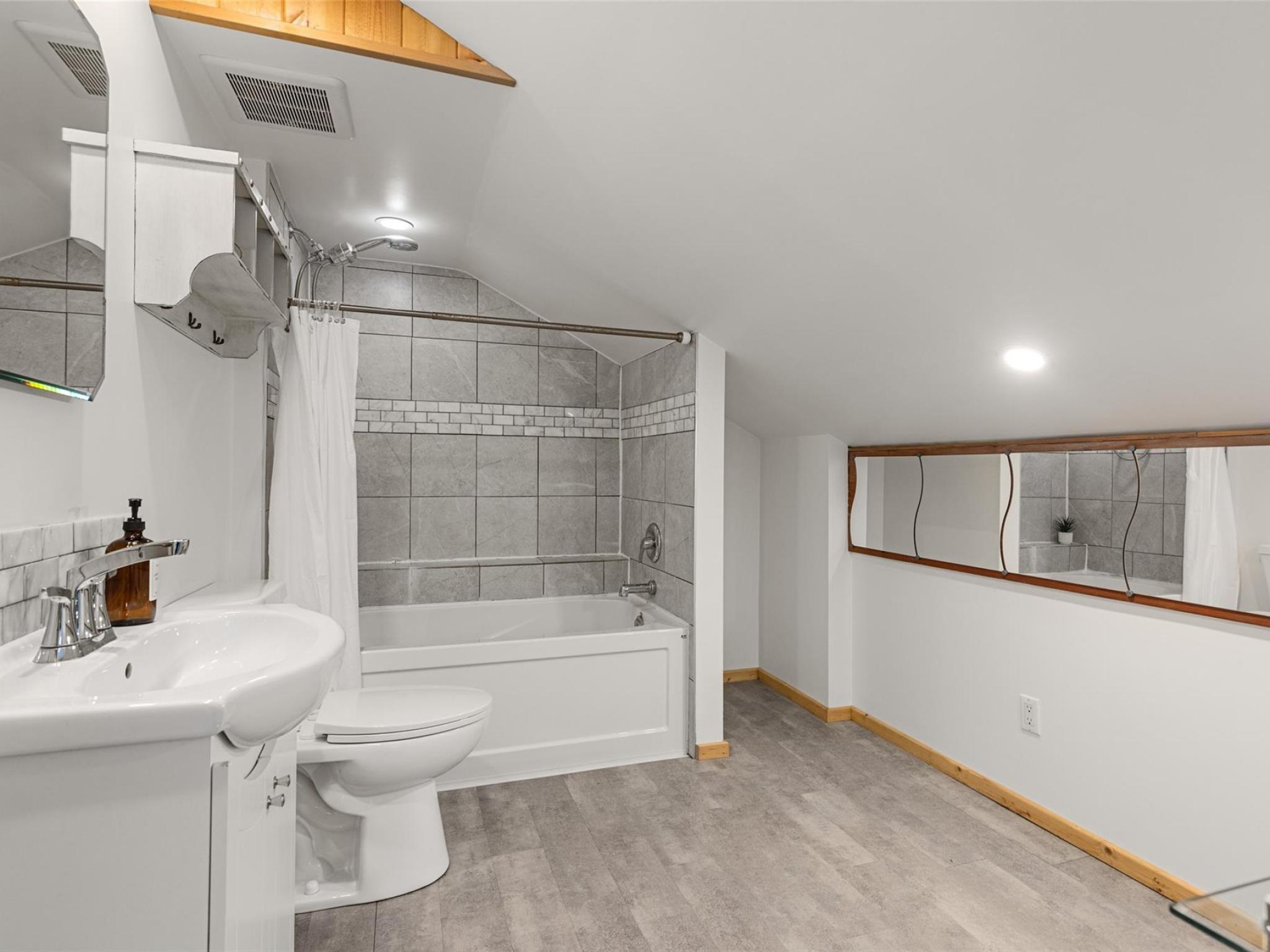 9480 Emerald Drive image 18