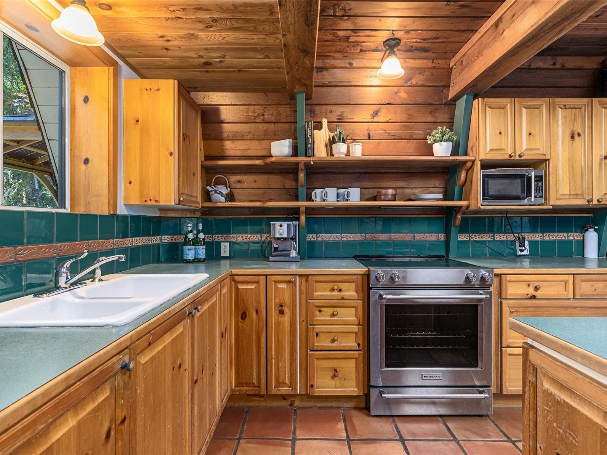 9480 Emerald Drive image 5