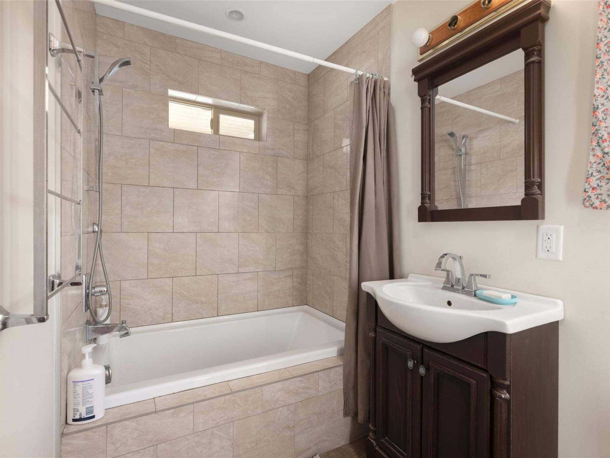 9660 Devine Street image 11