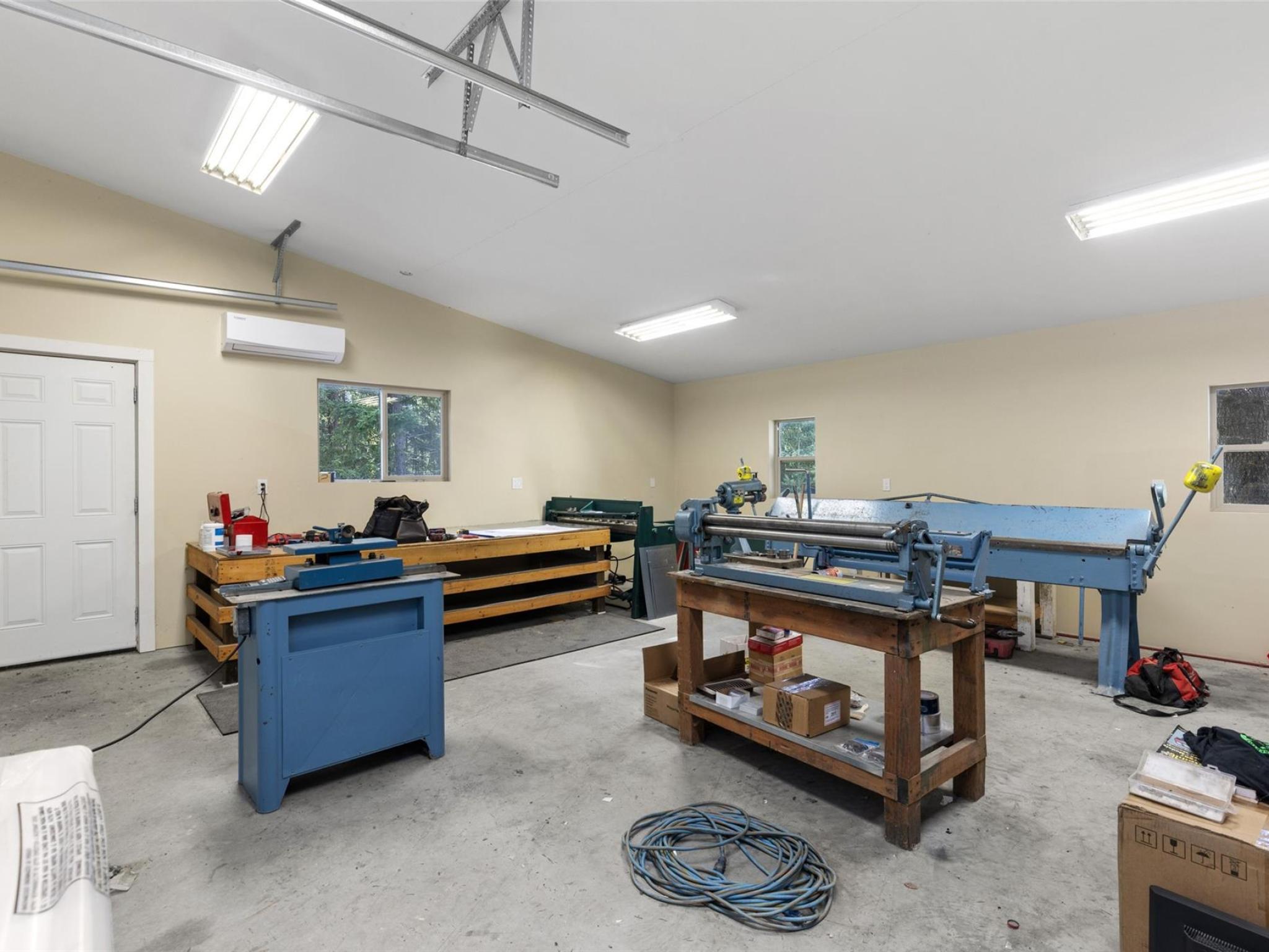9660 Devine Street image 16