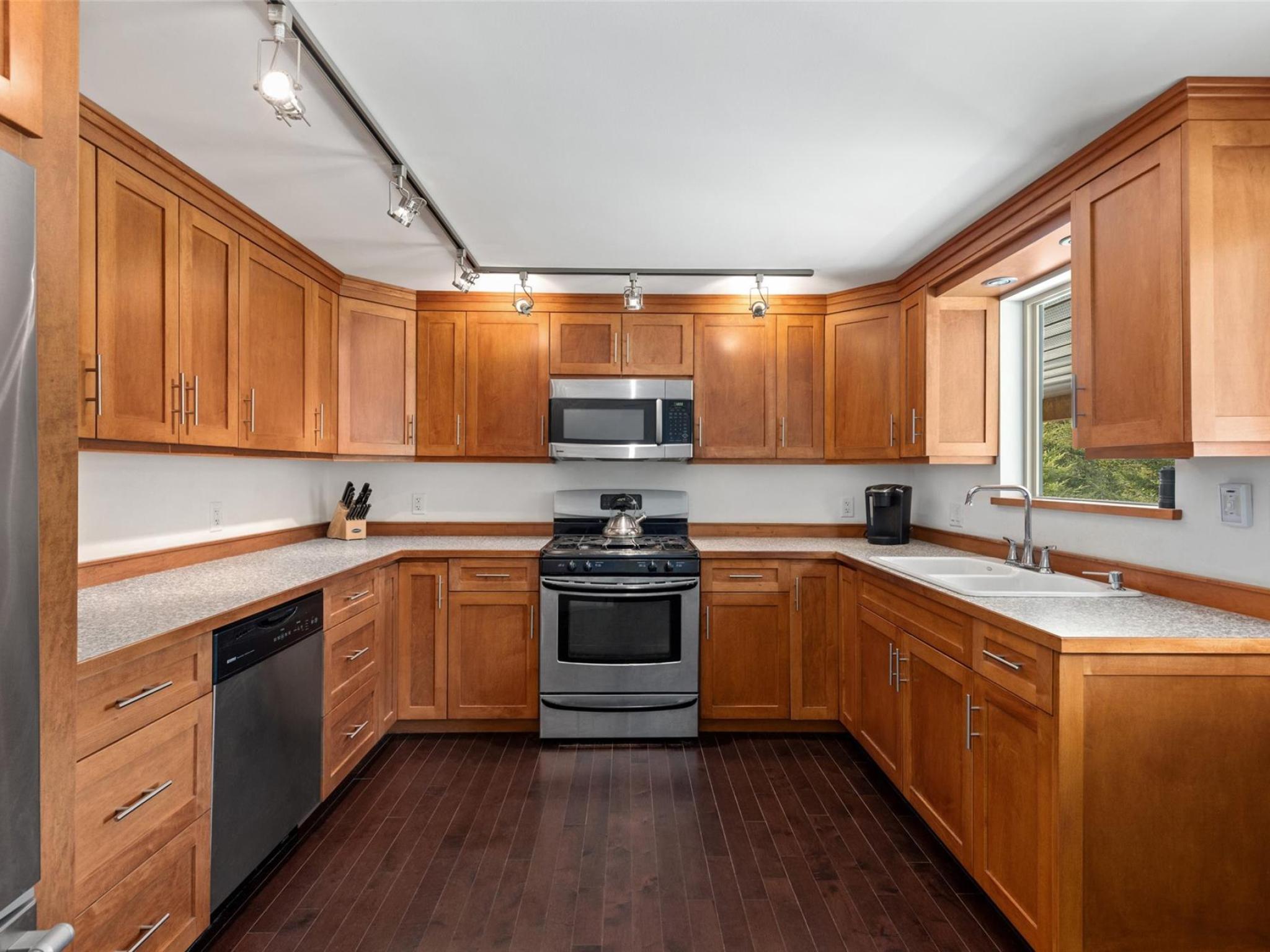9660 Devine Street image 3