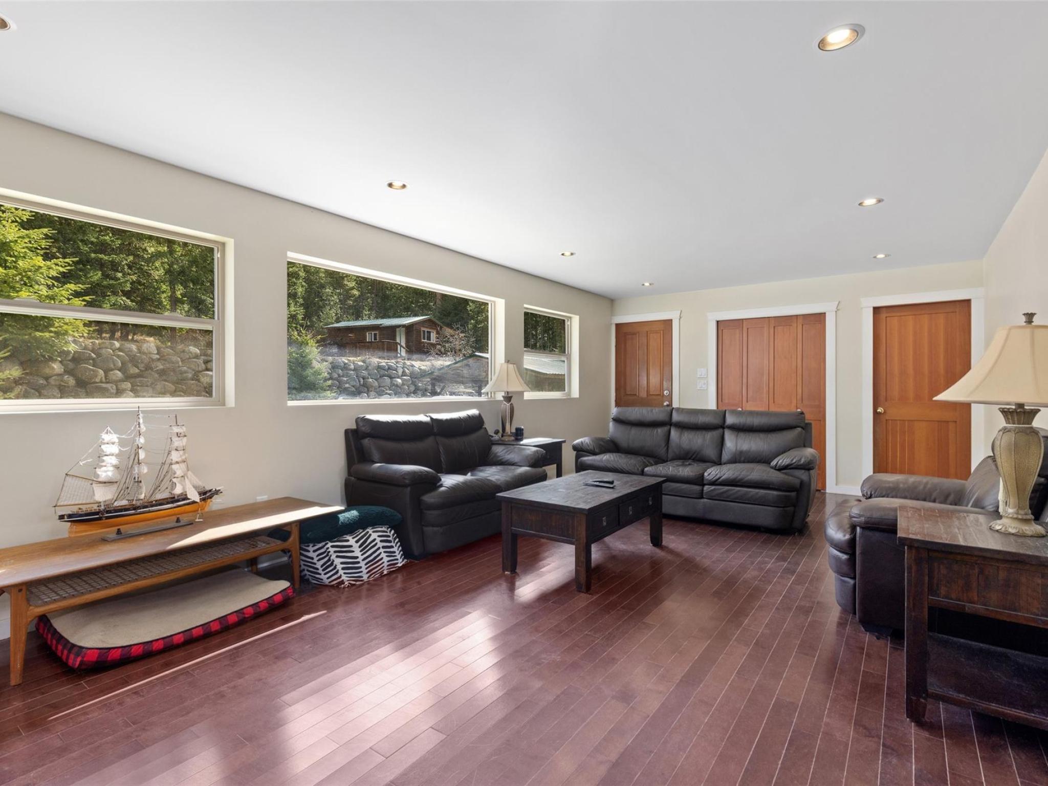 9660 Devine Street image 5